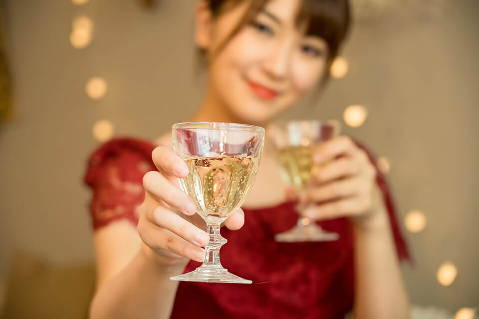 お酒好きな女性の魅力＝エッチがしやすい！？特徴と出会い方を解説 - 逢いトークブログ